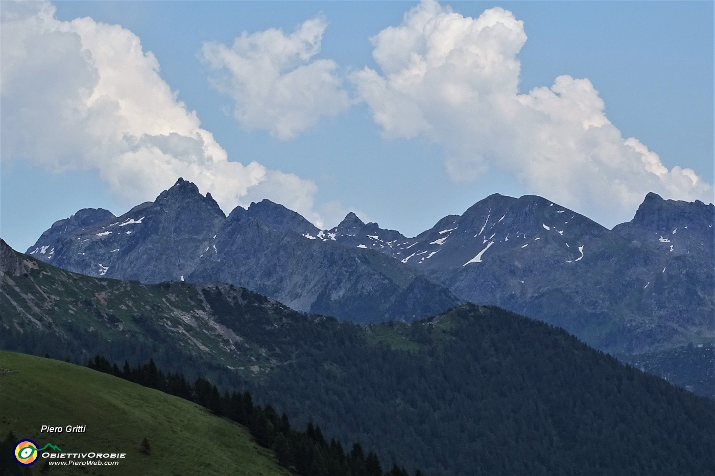 91 Zoom sui monti dei Laghi Gemelli, dal Becco al Pietra Quadra.JPG